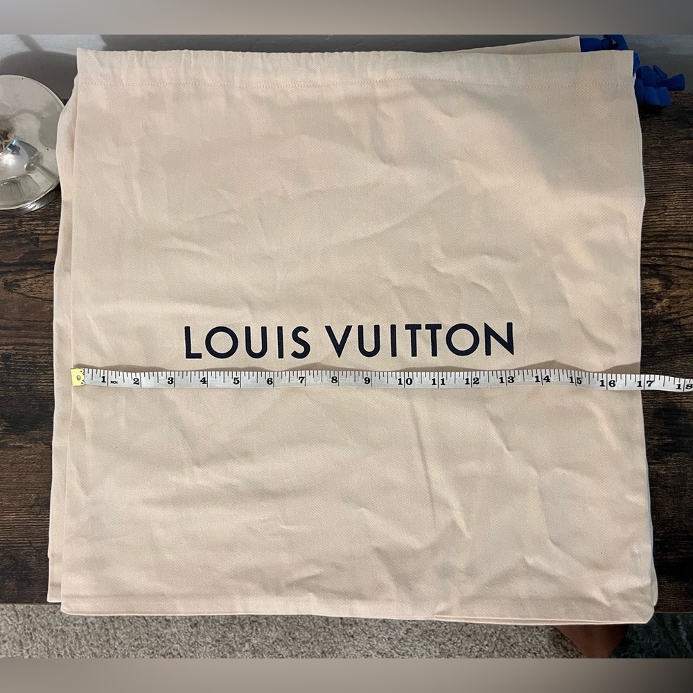 Authentic Louis Vuitton 🍊 XL BUNDLE
5 -Storage Boxes & 12 -Dust Bags - Picture 14 of 16